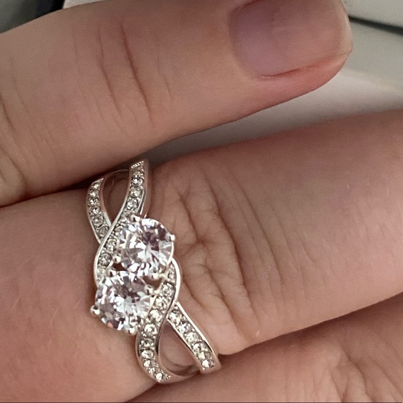 NEW Double Loop Ring 💍 - Picture 3 of 3